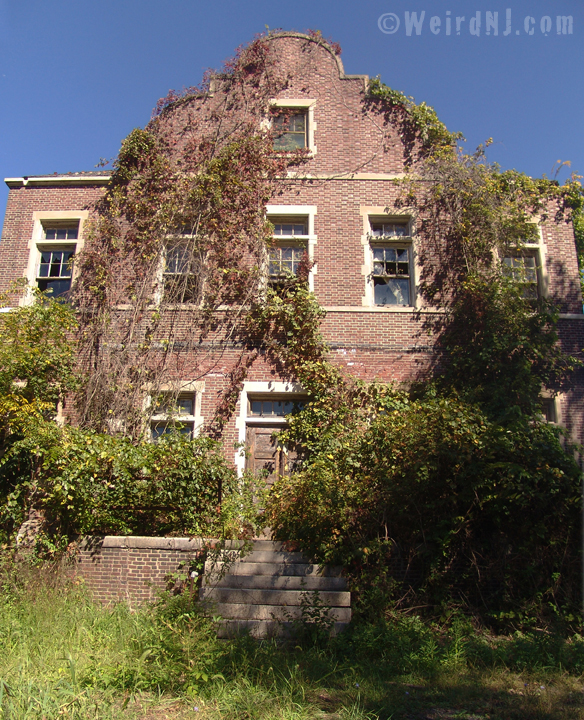 What are some facts about the Pennhurst Asylum?