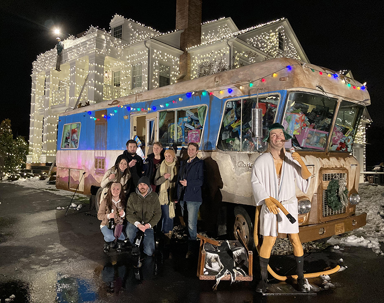 Chevy Chase Recreates 'Christmas Vacation' Scene at Lighting - Parade